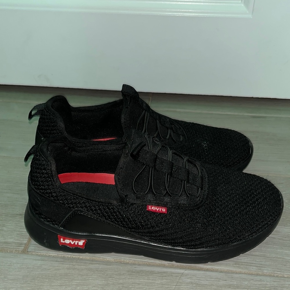 Size 8 US Levi’s Sunset Fly Sneakers